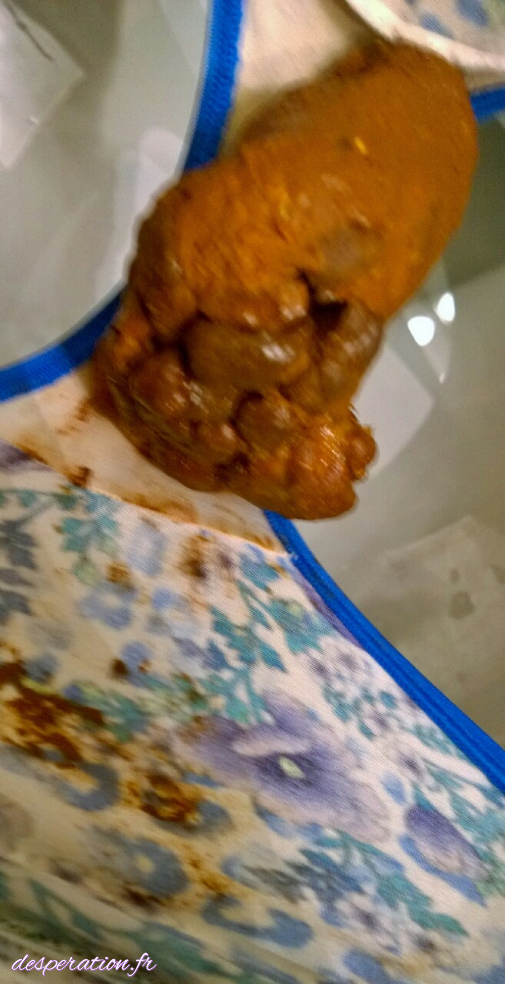 Rêver De Voir Du Caca Dans Les Toilettes Elle ne peut se retenir de faire caca dans sa culotte pleine.