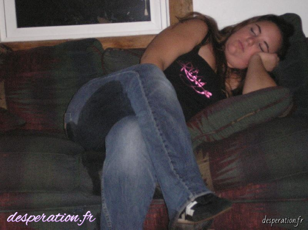 Спящие люди друг на друге. Алкоголь и сон. Пьяные девушки в квартире. Sleep out drunk. Странные позы для сна.