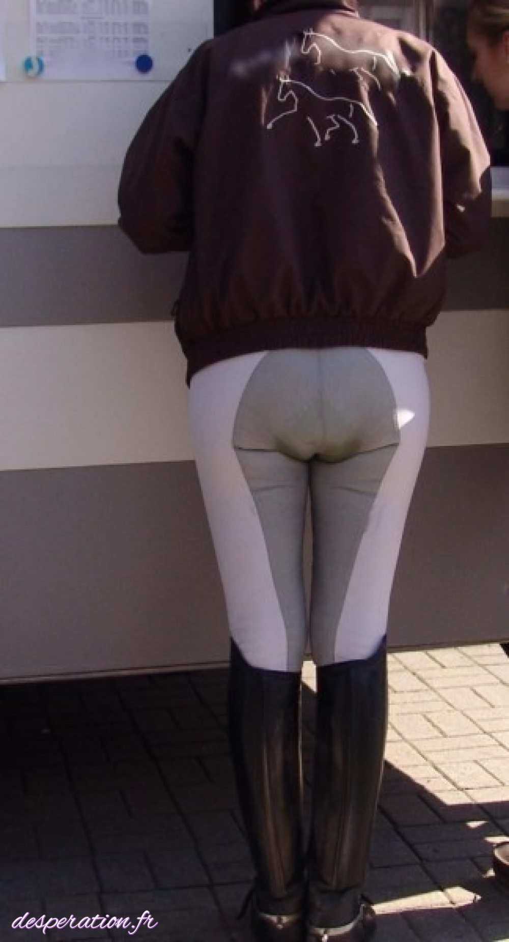 Девушка обкакалась в штаны видео. Девушка обкакалась в штаны. Описалась в джинсы. Poop джинсы. Poop джинсы.